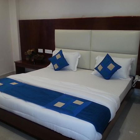 Hotel Sapphire New Delhi Exterior photo