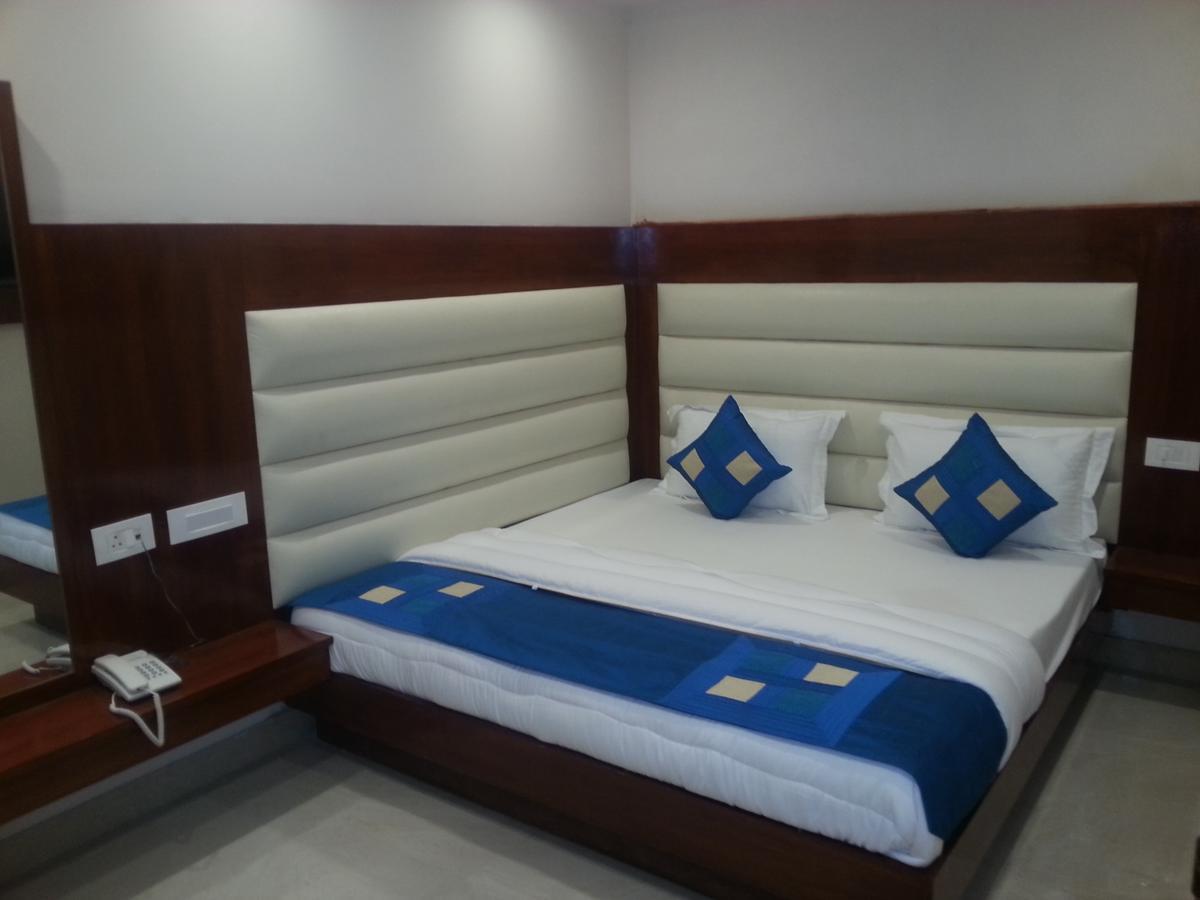 Hotel Sapphire New Delhi Exterior photo