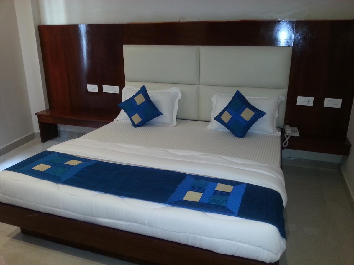 Hotel Sapphire New Delhi Exterior photo