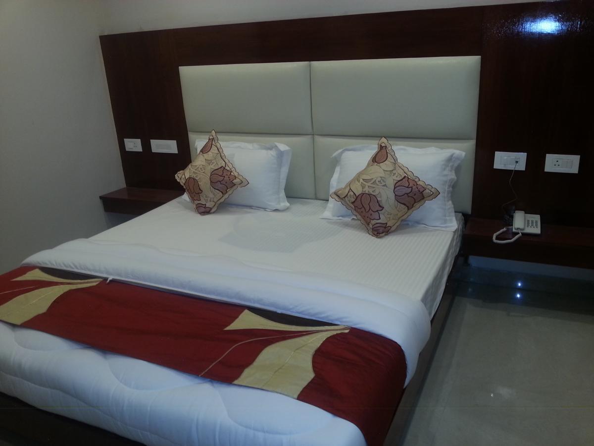 Hotel Sapphire New Delhi Exterior photo