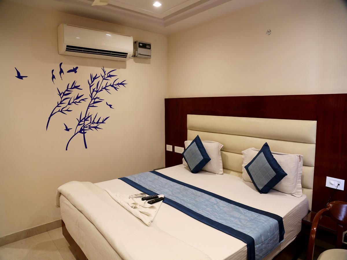 Hotel Sapphire New Delhi Exterior photo